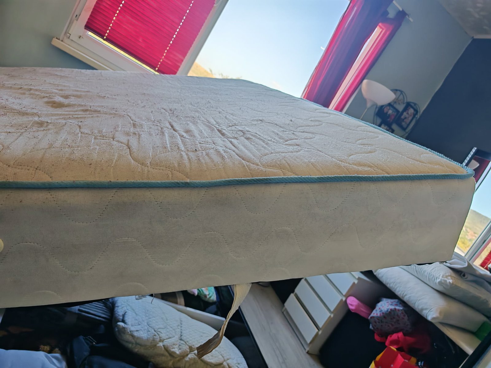 Vuile matras met vlekken vóór een matrasreiniging